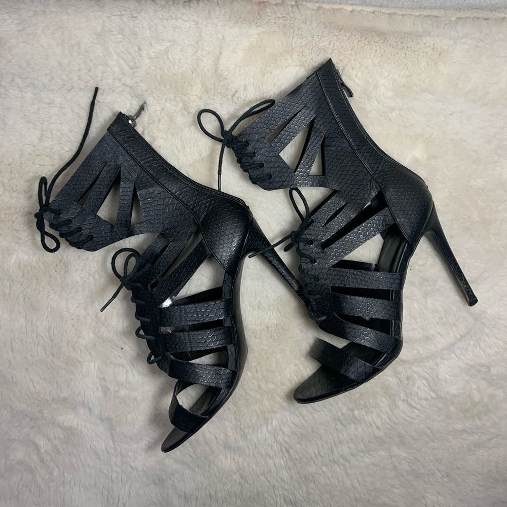 ⭐️Missguided women’s size 7 black lace up heels